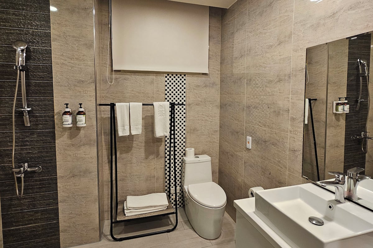 スタンダード ダブルルーム 窓なし | バスルーム | バスアメニティ (無料)、ヘアドライヤー、スリッパ、ビデ