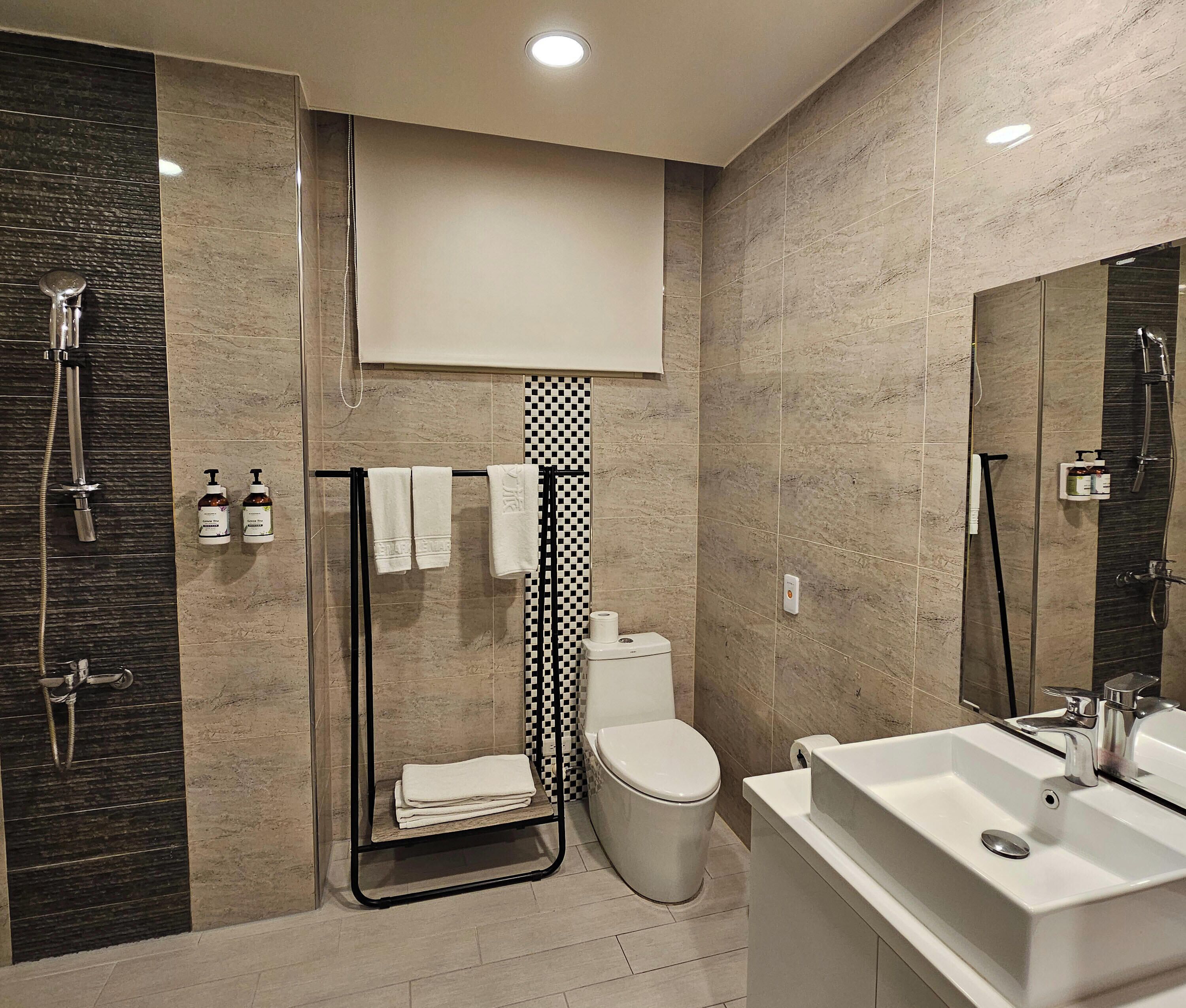 Artículos de tocador gratuitos, secador de pelo, pantuflas, bidet