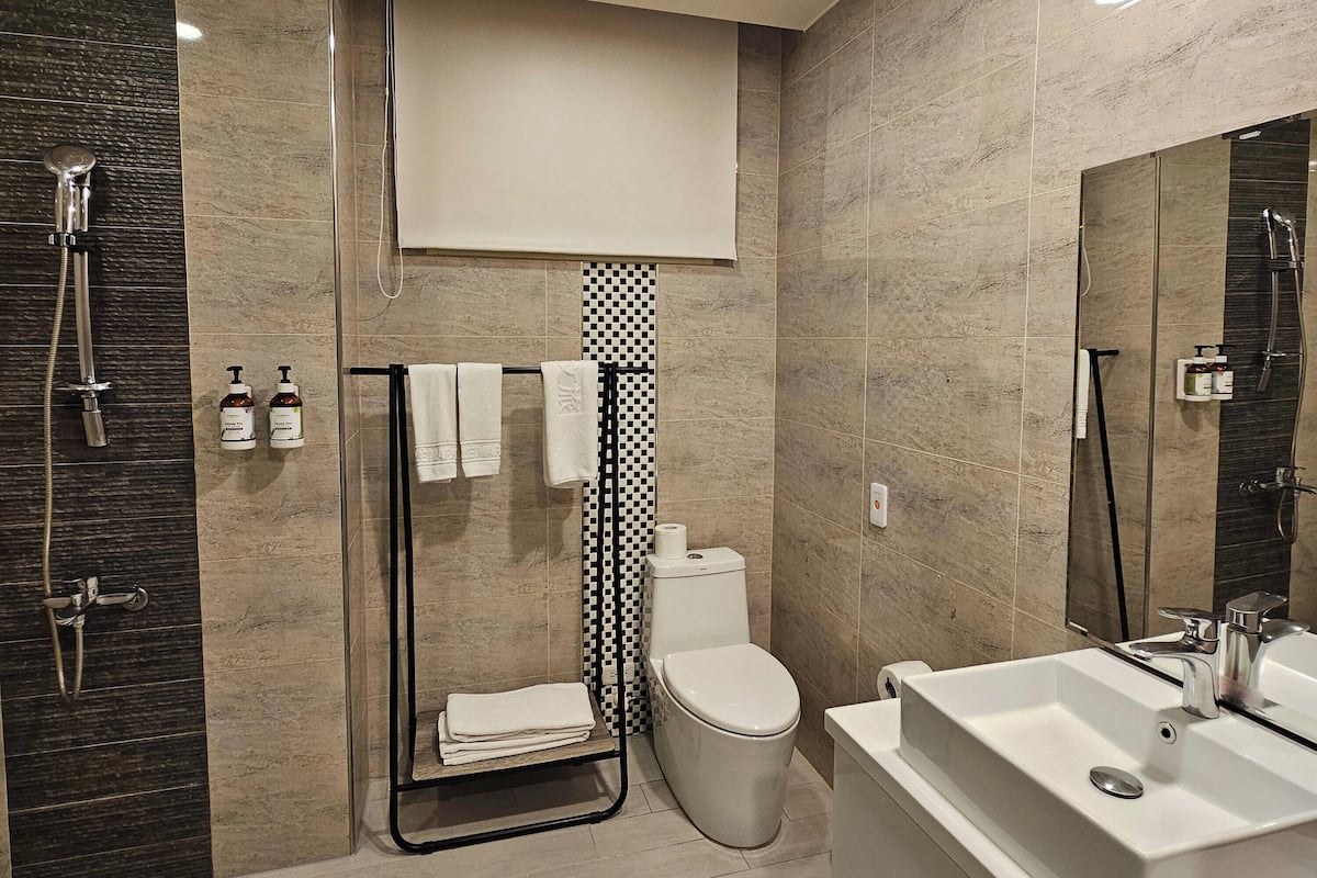 Artículos de tocador gratuitos, secador de pelo, pantuflas, bidet