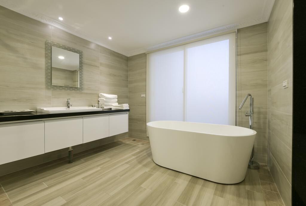 deluxe quadruple room, bathtub | deep-soaking bathtub