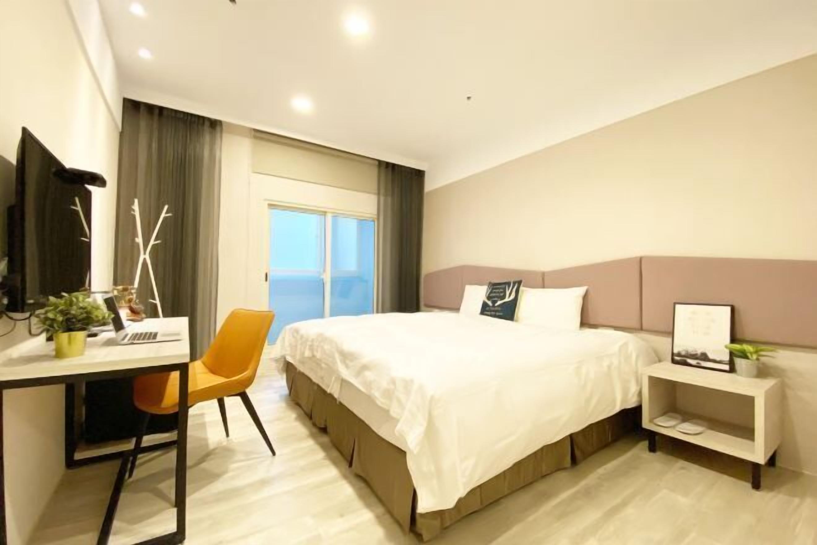 Desk, laptop workspace, soundproofing, free WiFi