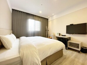 Superior Double Room, Balcony | Desk, laptop workspace, soundproofing, free WiFi - Fengjia Gold Hotel (Taichung)