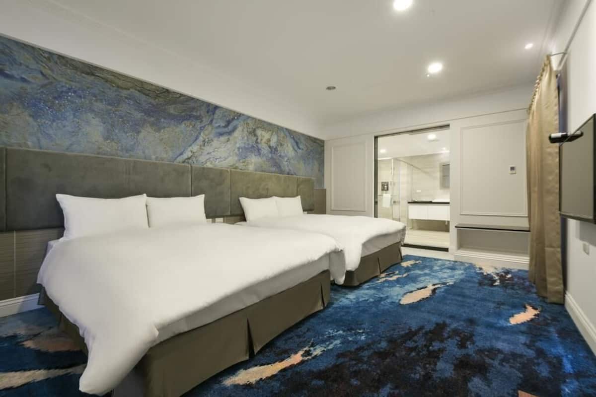 Deluxe Quadruple Room, Bathtub