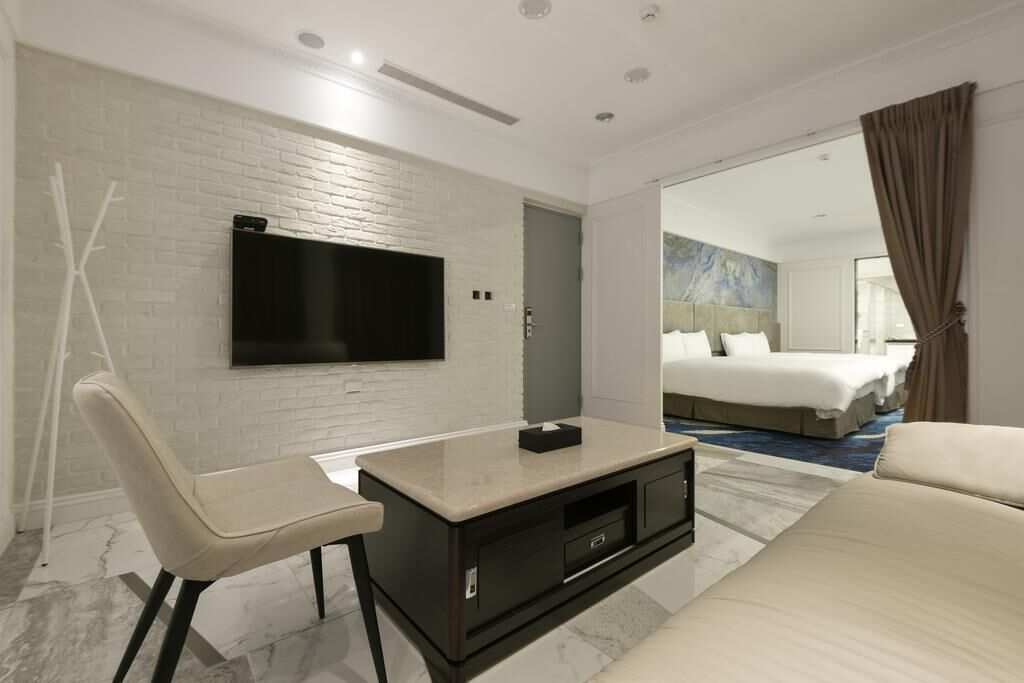 Chambre Quadruple Deluxe, baignoire | Coin séjour | Télévision LCD de 42 pouces avec chaînes numériques, télévision