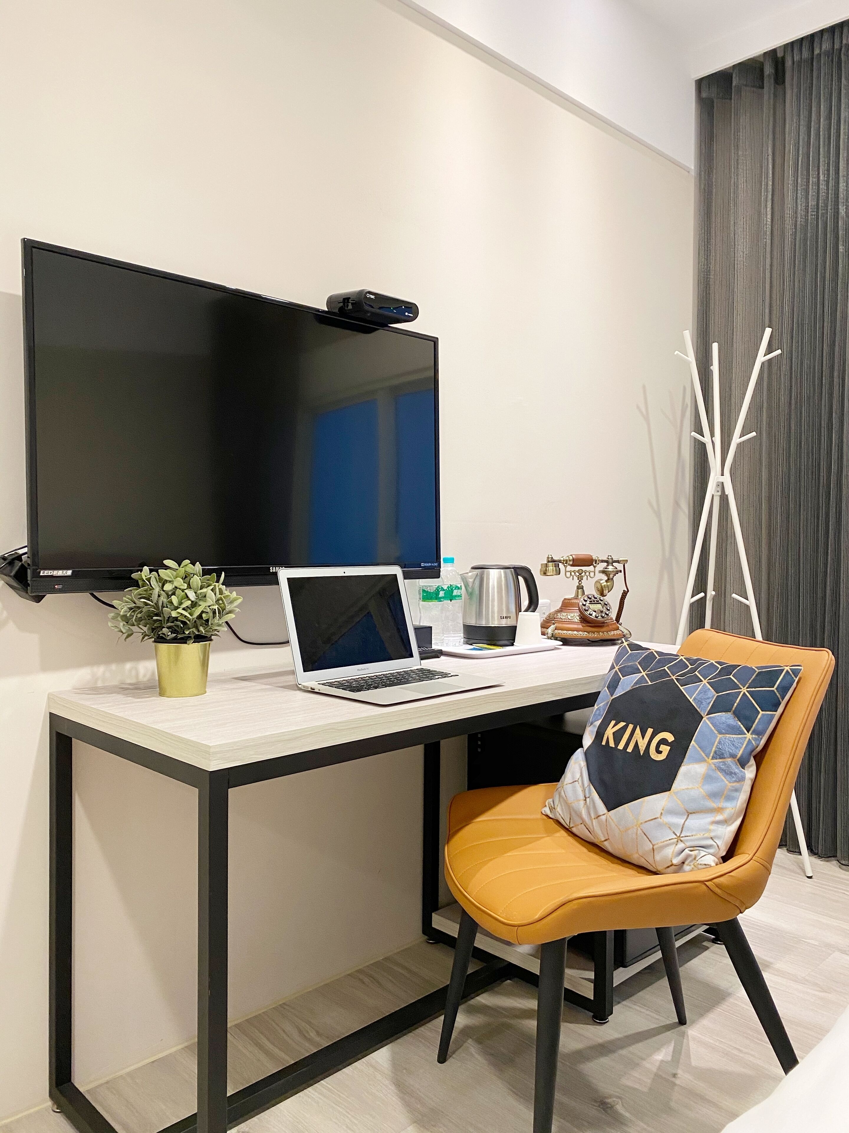 in-room business centre