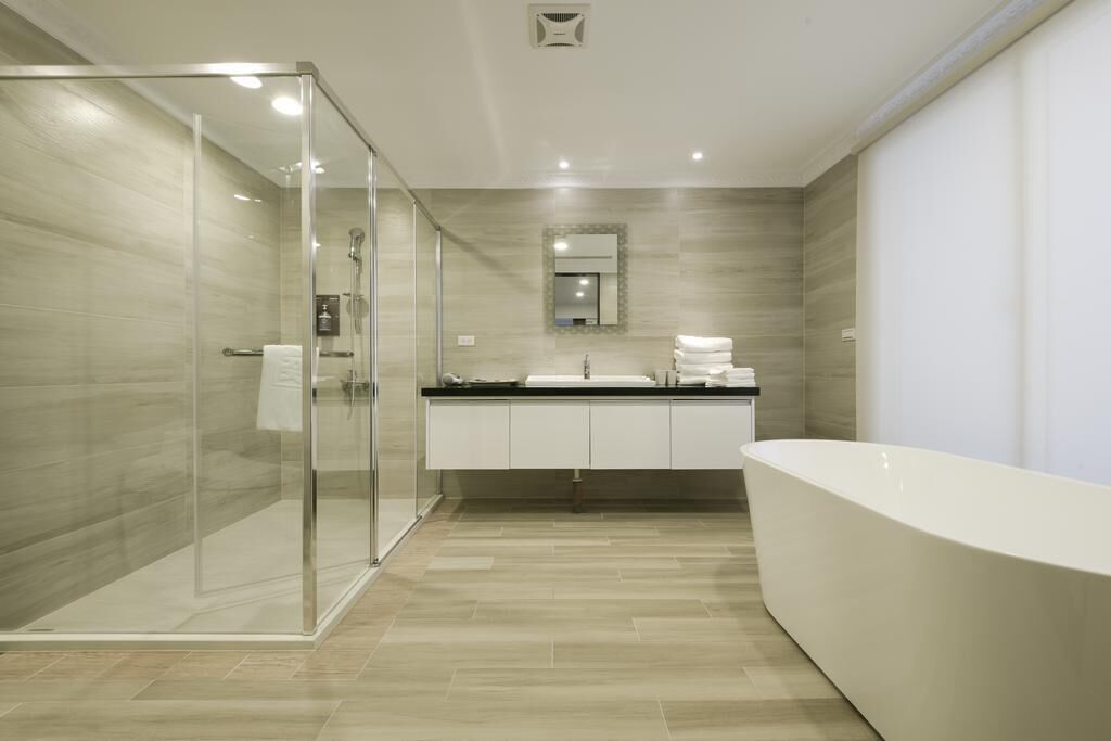 deluxe quadruple room, bathtub | bathroom | free toiletries, hair dryer, slippers, bidet