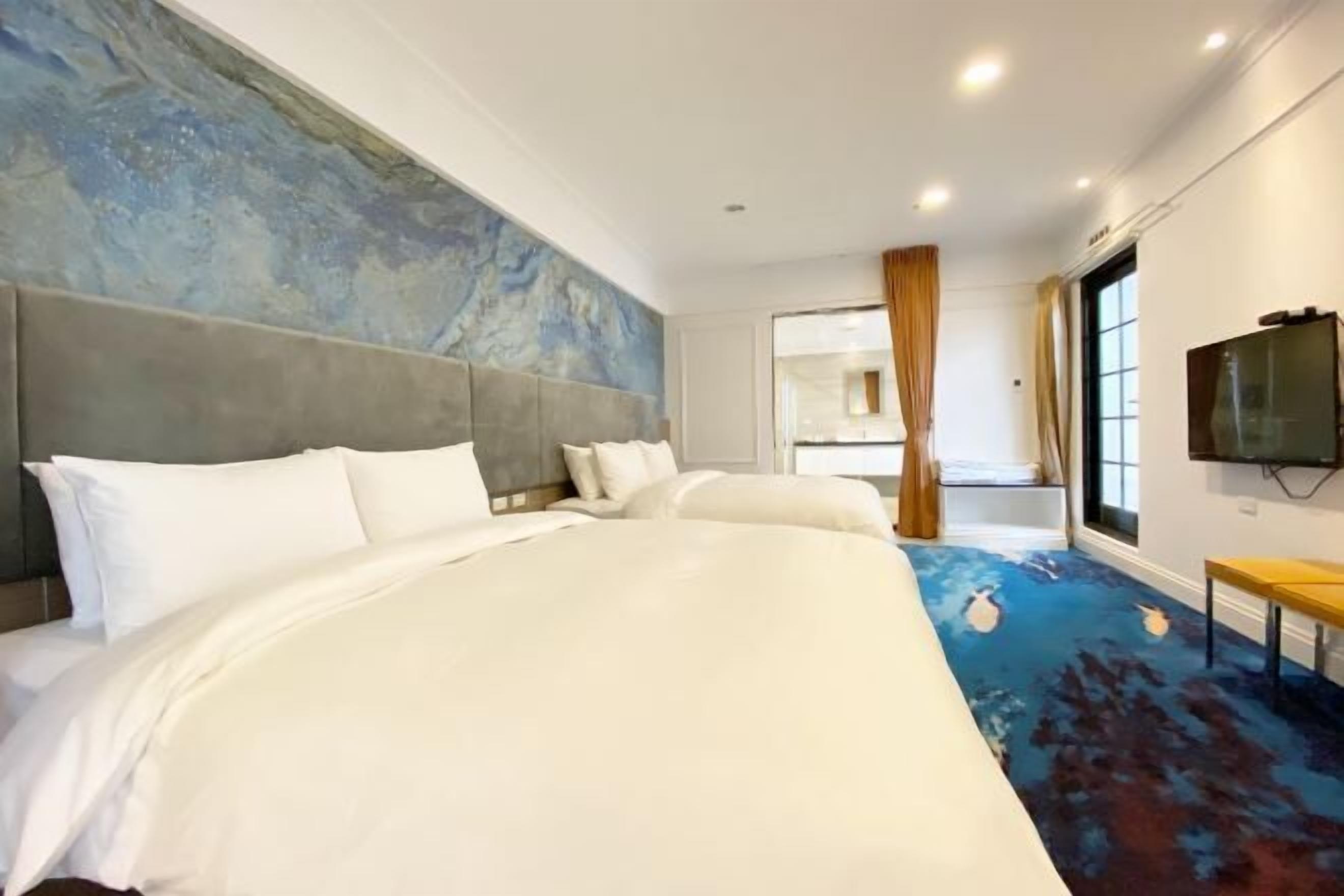 Desk, laptop workspace, soundproofing, free WiFi