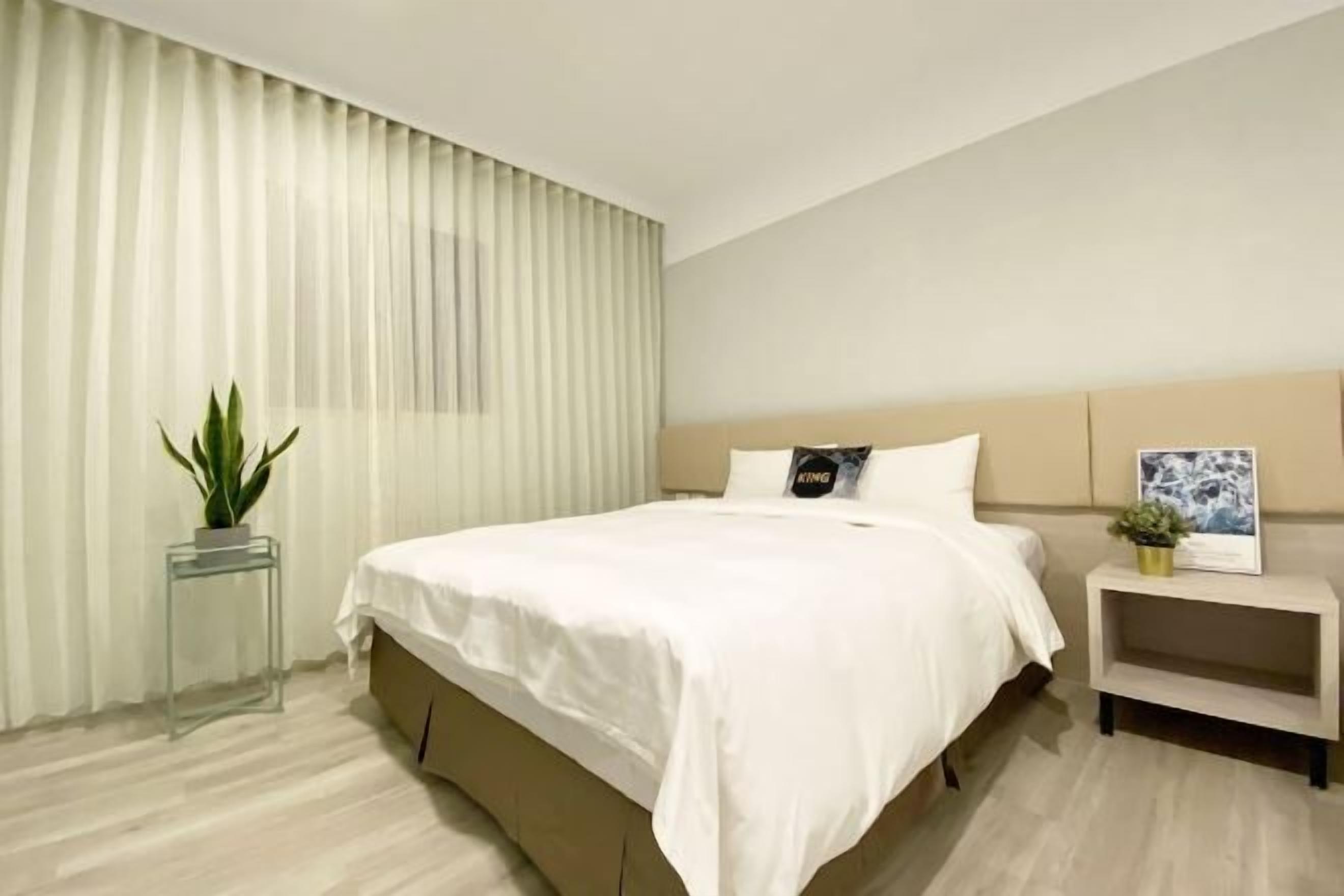 Desk, laptop workspace, soundproofing, free WiFi