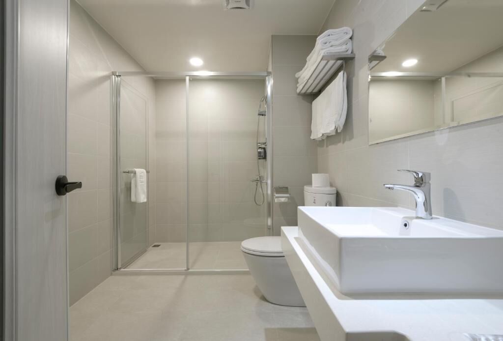 standard double room, no windows | bathroom | free toiletries, hair dryer, slippers, bidet