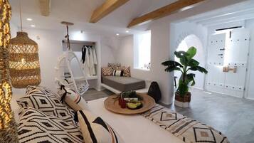 Deluxe-Suite, Whirlpool | Individuell dekoriert, individuell eingerichtet, schallisolierte Zimmer