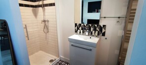 Shower, hair dryer, towels - Lovely apartment Bordeaux Jardin Public (Bordeaux)