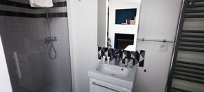 Shower, hair dryer, towels - Lovely apartment Bordeaux Jardin Public (Bordeaux)