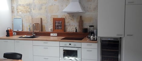 Fridge, oven, dishwasher, coffee/tea maker