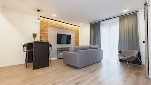 Căn hộ tiện nghi đơn giản | Phòng khách