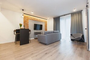 Comfort Apartment | Living room | 40-inch flat-screen TV with cable channels, TV - City Break Atelier Praga (Warsaw)