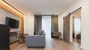 Căn hộ tiện nghi đơn giản | Phòng khách