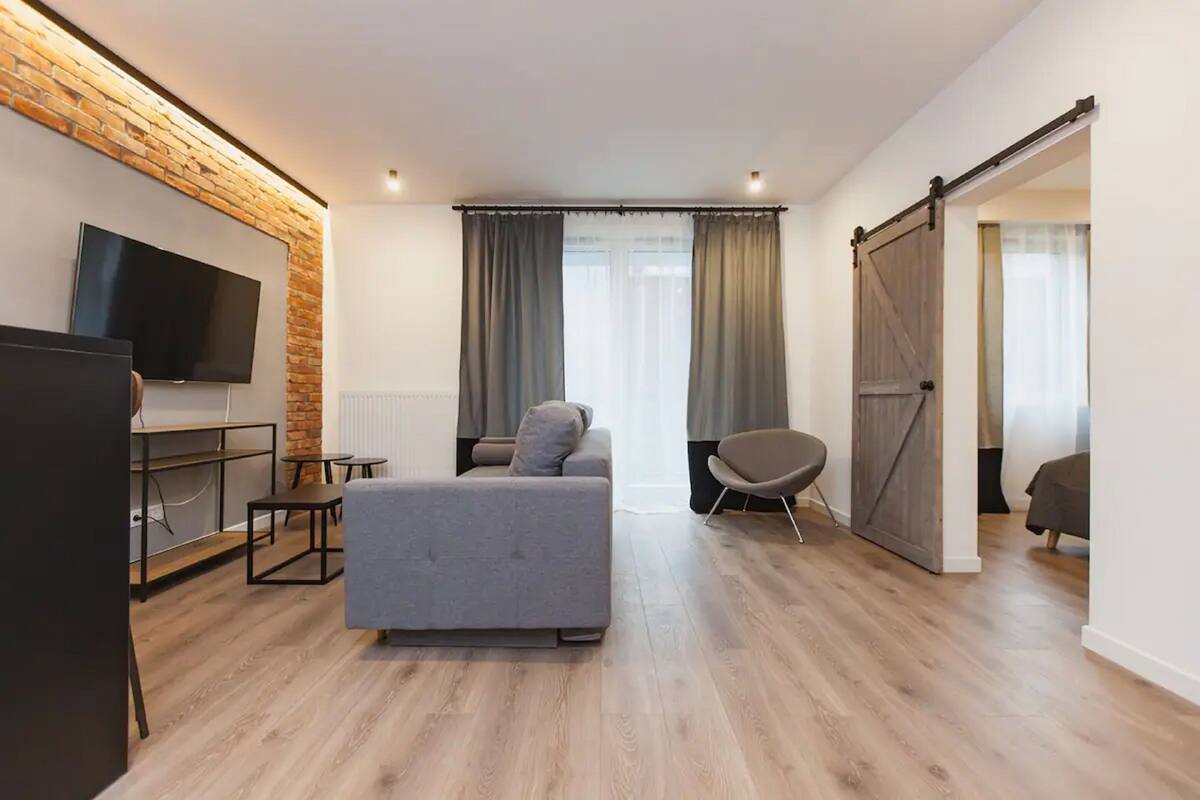 Comfort Apartment | Living room | 40-inch flat-screen TV with cable channels, TV