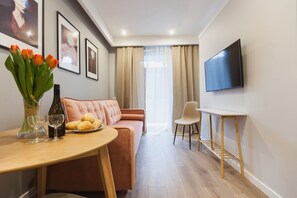 Apartamento de diseño | Sala de estar | Televisión de pantalla plana de 40 pulgadas con canales por cable