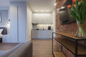 Loft clásico | Cocina básica privada | Frigorífico, placa de cocina, lavavajillas y cafetera o tetera