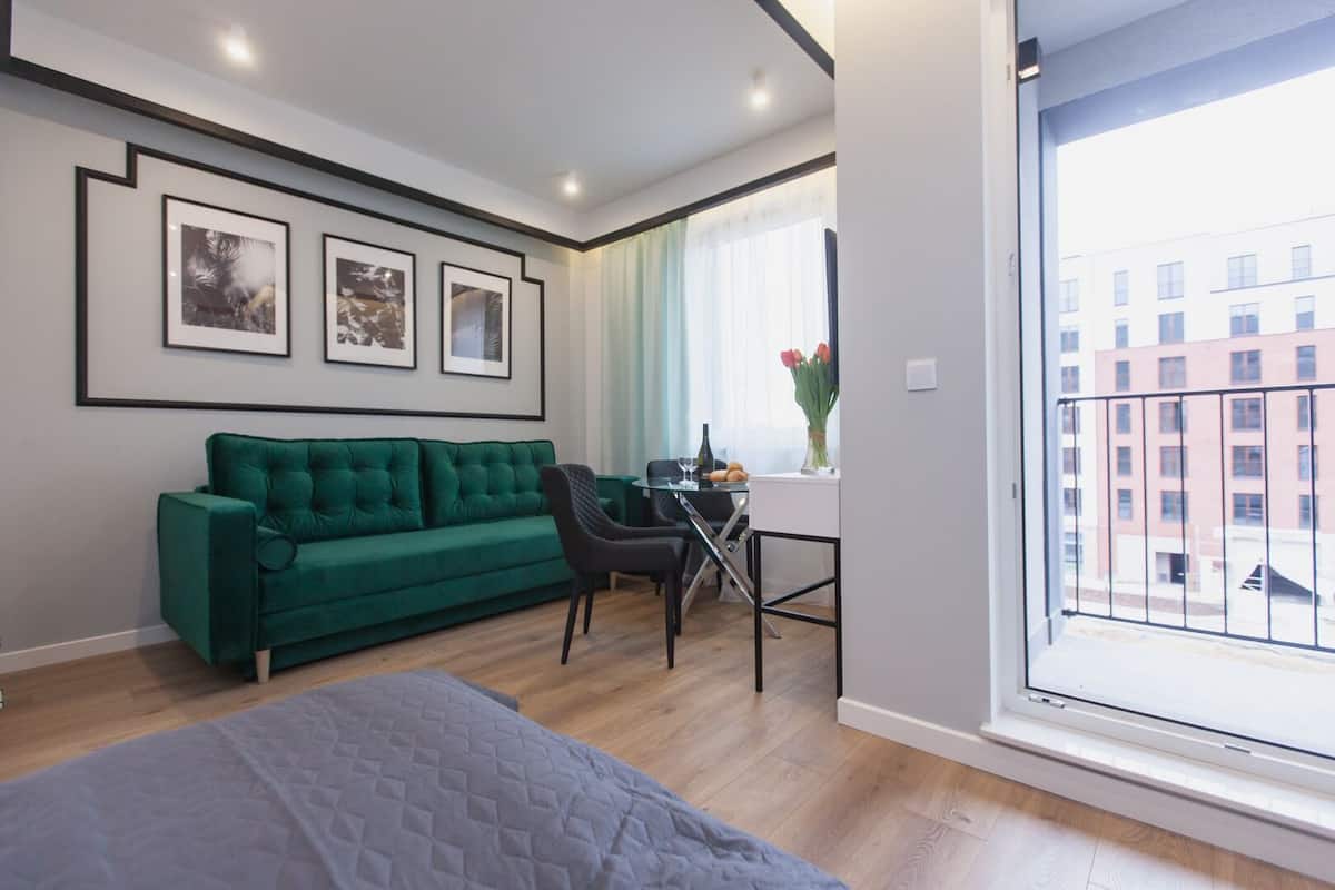 Classic Apartment | Living area | 40-inch flat-screen TV with cable channels, TV