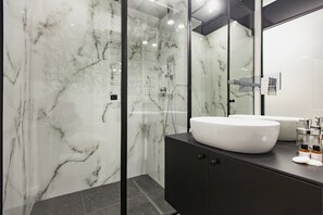 Classic Apartment | Bathroom shower