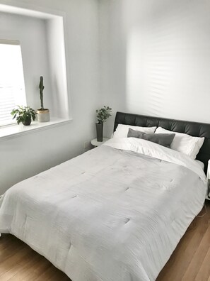 1 camera, una scrivania, ferro/asse da stiro, culla da viaggio