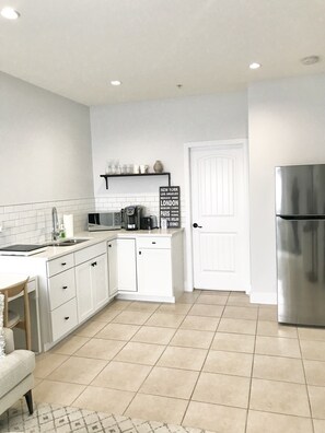 Frigorifero, microonde, forno, piano cottura