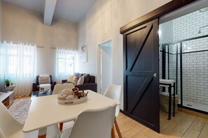 Familienapartment | Wohnbereich | 43-cm-Flachbildfernseher mit Satellitenempfang, Fernseher
