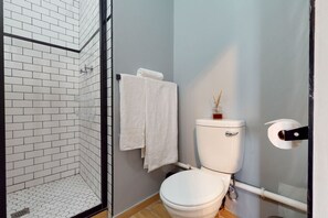 Departamento familiar | Baño | Regadera, amenidades de baño gratuitas, secadora de cabello, toallas 