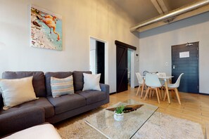Familienapartment | Wohnzimmer | 43-cm-Flachbildfernseher mit Satellitenempfang, Fernseher