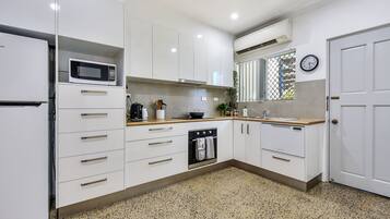 Køleskab, mikrobølgeovn, ovn, kogeplade