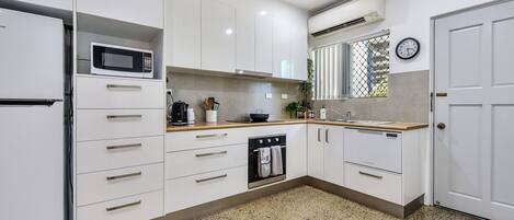 Kylskåp, mikrovågsugn, ugn och spishäll