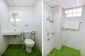 Habitación estándar doble | Baño | Ducha, toallas, jabón y champú