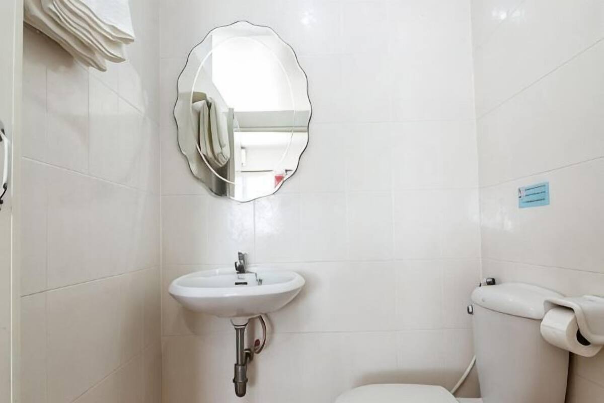 Phòng tắm | Buồng tắm vòi sen, khăn tắm, xà phòng, dầu gội 