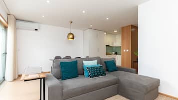 Căn hộ, 2 phòng ngủ (2) | Khu phòng khách | TV màn hình phẳng