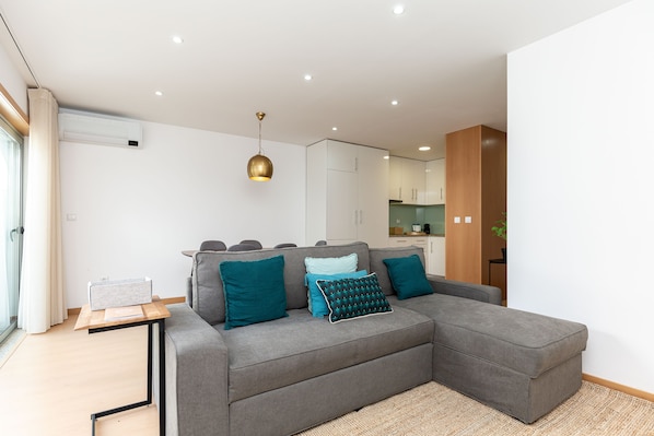 Apartment, 2 Schlafzimmer (2) | Wohnbereich | Flachbildfernseher