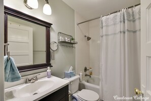 Baignoire, sĂšche-cheveux, serviettes fournies, savon