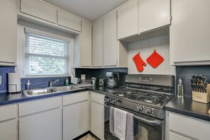 Fridge, microwave, oven, stovetop - Treetop Getaway in Historic Neighborhood, top rated for cleanliness and location (Fort Worth)