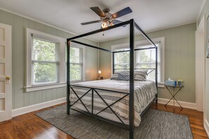 1 bedroom, in-room safe, iron/ironing board, free WiFi - Treetop Getaway in Historic Neighborhood, top rated for cleanliness and location (Fort Worth)