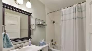 Baignoire, séchoir à cheveux, serviettes fournies, savon