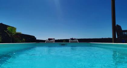 Entspannen Sie in einer stilvollen Villa mit beheiztem Pool und toller Aussicht