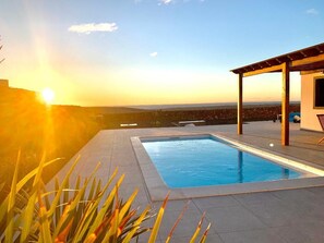 Una piscina al aire libre, una piscina climatizada