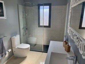 Douche, sèche-cheveux, serviettes fournies, savon
