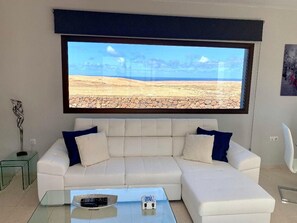 TV connectée, livres, chaîne hi-fi