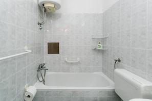 Departamento (One-Bedroom Apartment with Balcony) | Baño | Regadera, secadora de cabello, toallas