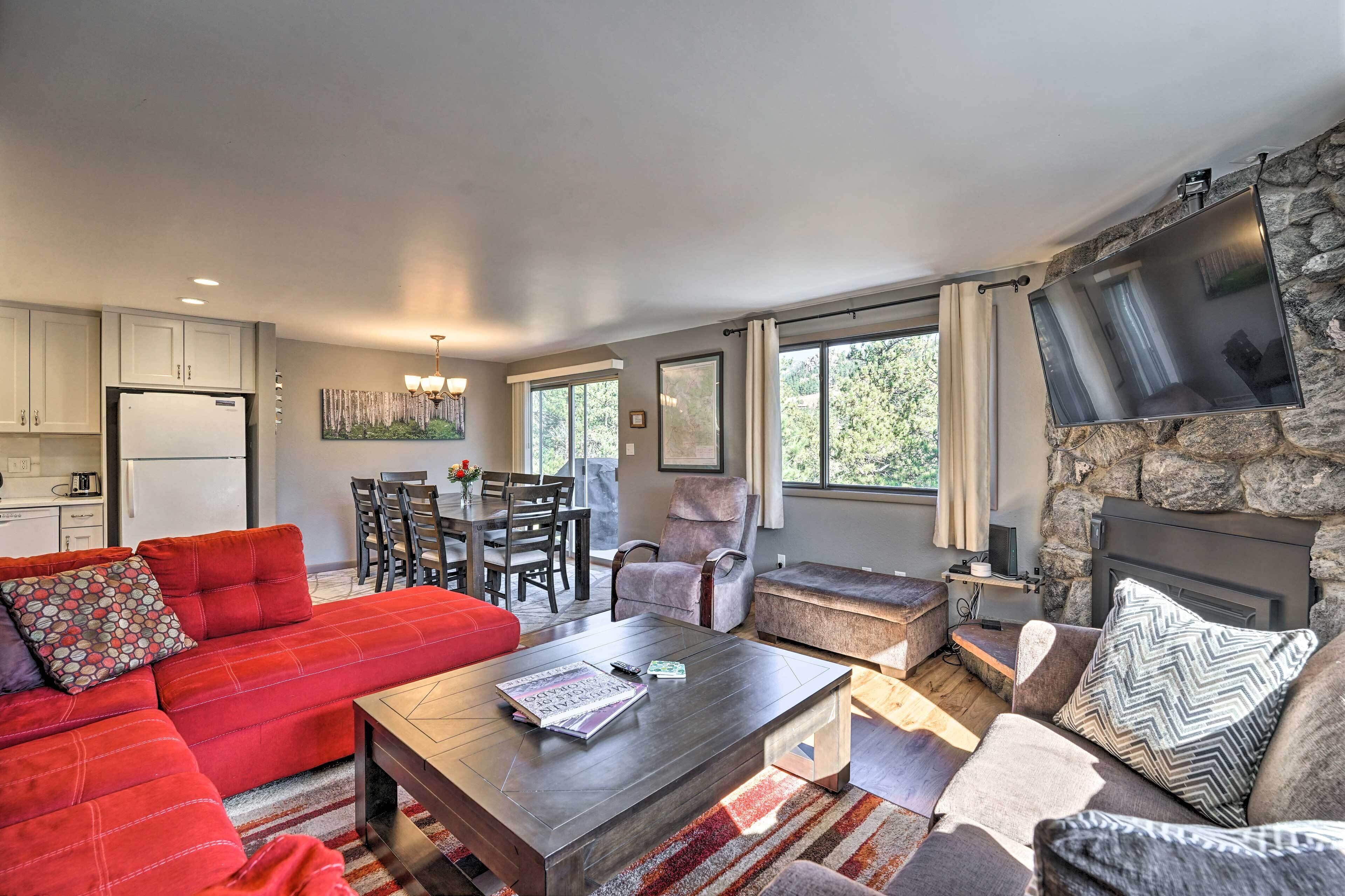 Luxe Updated Home w/ Grill + Hot Tub: 4 Mi to RMNP