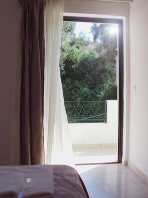 Habitación con 1 cama matrimonial o 2 individuales | Vista al jardín