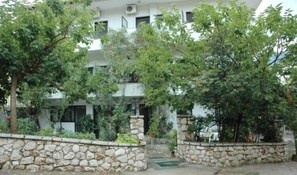 Vista frontal de la propiedad