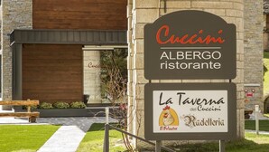 A sign for 'Cucini Albergo Ristorante' and 'La Taverneta del Cucini El Pulasteria'. - Albergo Ristorante Cuccini (Varzo)