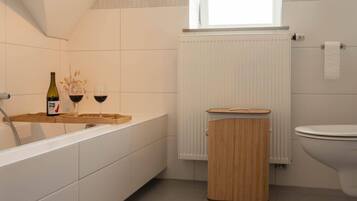 Badewanne, Haartrockner, Handtücher, Toilettenpapier